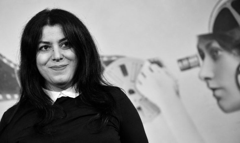 Satrapi je kot odkrita kritičarka iranske teokratske vlade leta 1994 prispela v Francijo in leta 2006 pridobila francosko državljanstvo.