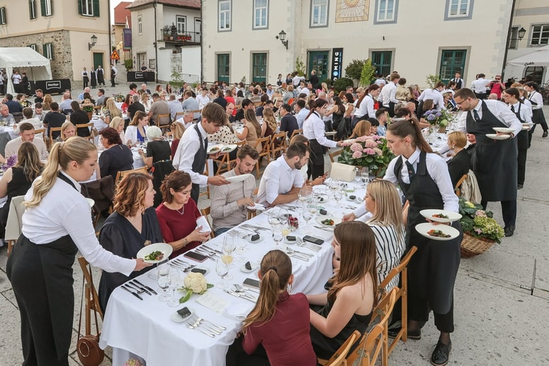 Glavna fotografija članka:(FOTO) Žametna večerja: Od sašimija do snežnih kep. Kdo je sedel za najdaljši niz miz v Sloveniji?