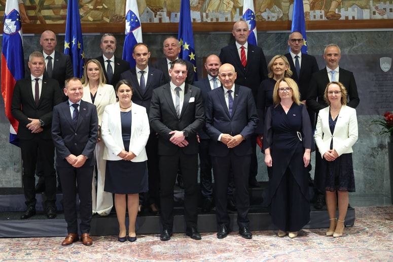 Čeprav je četrta Janševa vlada formalno manjšinska, ji bo Resnica Zorana Stevanovića zagotavljala udobno večino v državnem zboru. 