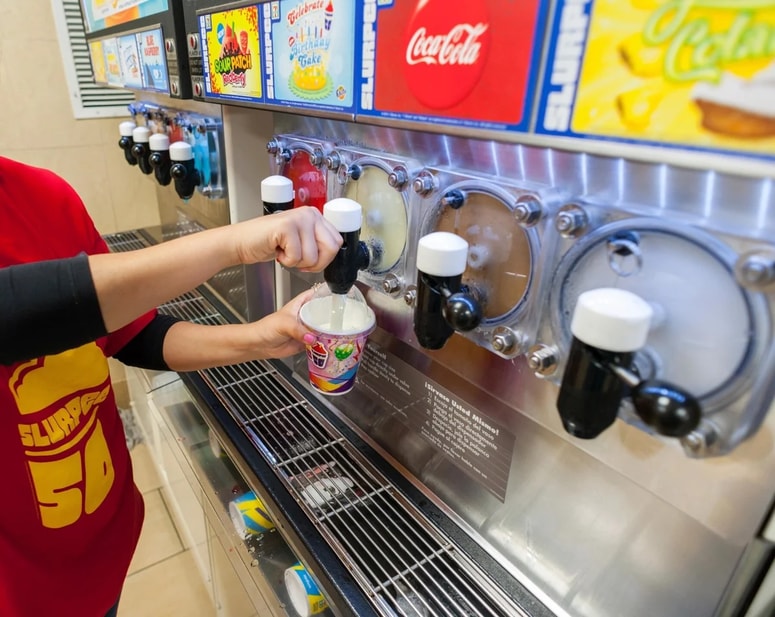 Trend izvira iz azijskih manjših trgovin, kjer kupci preprosto vzamejo plastičen kozarec z ledom, nato pa izberejo napitek v posebni vrečki in si ledeno pijačo zmešajo kar sami.