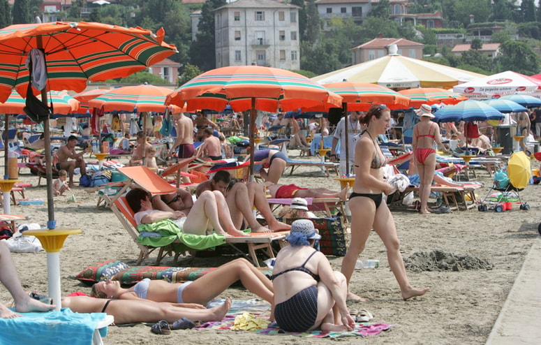 Za številne dopustnike to predstavlja največjo počitniško nadlogo, saj tisti, ki si želijo nekoliko daljšega spanca, pogosto ostanejo brez prostora za počitek.