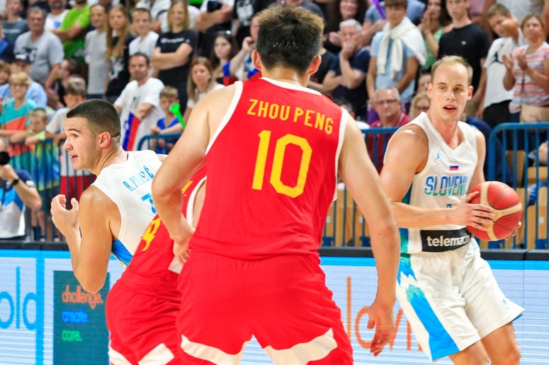 Prisoten bo tudi Bine Prepelič (levo), saj bo njegov bratranec Klemen (desno) na drugi tekmi finala lige ABA z Dubaijem gostil Partizan, ki je prvo tekmo izgubil, igra pa se na tri zmage. 