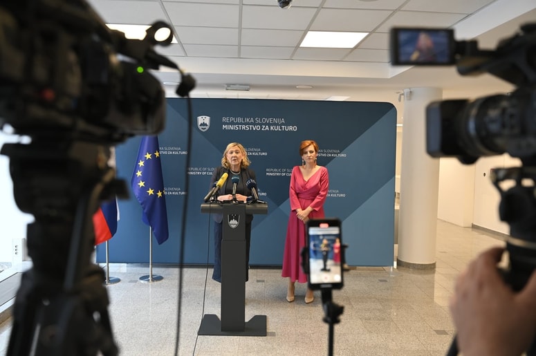 Glede razpisov in financiranja nevladnih organizacij je še povedala, da je večina razpisov za letošnje leto že zaključenih, zato v tem letu zagotovo ni pričakovati sprememb glede financiranja, sicer pa bodo vse odločitve v rokah strokovnih komisij.