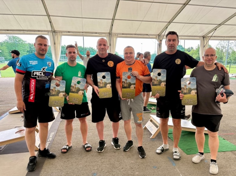 V sredini sta zmagovalca Swap turnirja Robert Leitinger, temna majica, in Janez Šmarčan, oranžna majica. 
