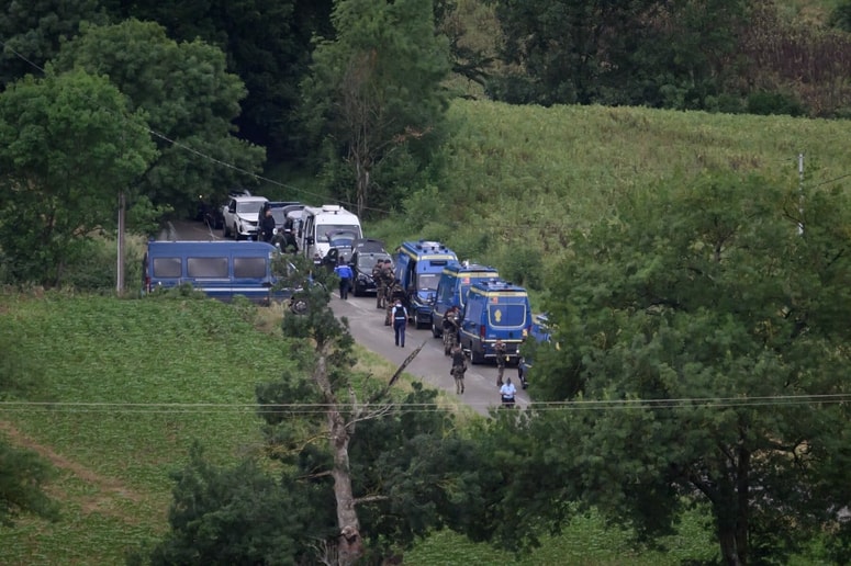 Več deset policistov in prostovoljcev je več dni preiskovalo podeželje jugozahodne Francije. Iskali so deklico, ki so jo identificirali le z imenom Lyhanna.