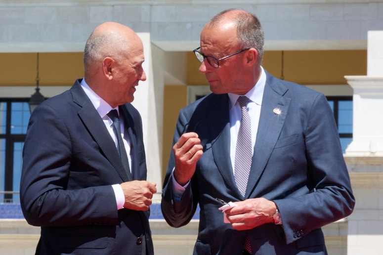 Premier Janez Janša se je v Črni gori srečal tudi z nemškim kanclerjem Friedrichom Merzem.
