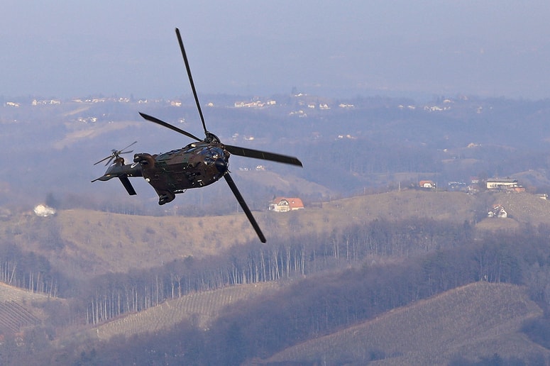 Glavna fotografija članka:Kolesar se je hudo poškodoval pri spustu z Vršiča, s helikopterjem so ga prepeljali v bolnišnico