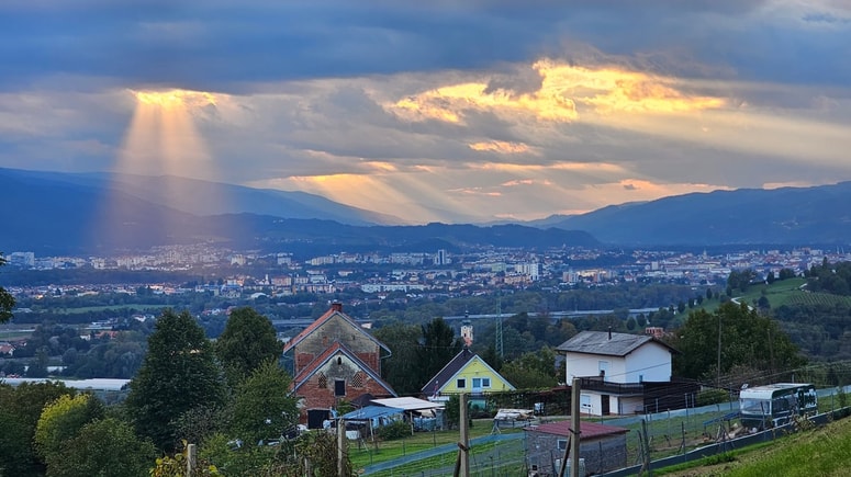 V sredo bo spremenljivo oblačno s krajevnimi plohami in nevihtami.