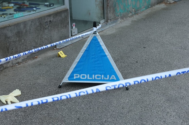 Osumljenec ropa je visok okoli 190 centimetrov, oblečen v črna oblačila, obut v športne copate, nosil je zeleno kapo s ščitnikom, govoril je slovensko, so zapisali na policiji.