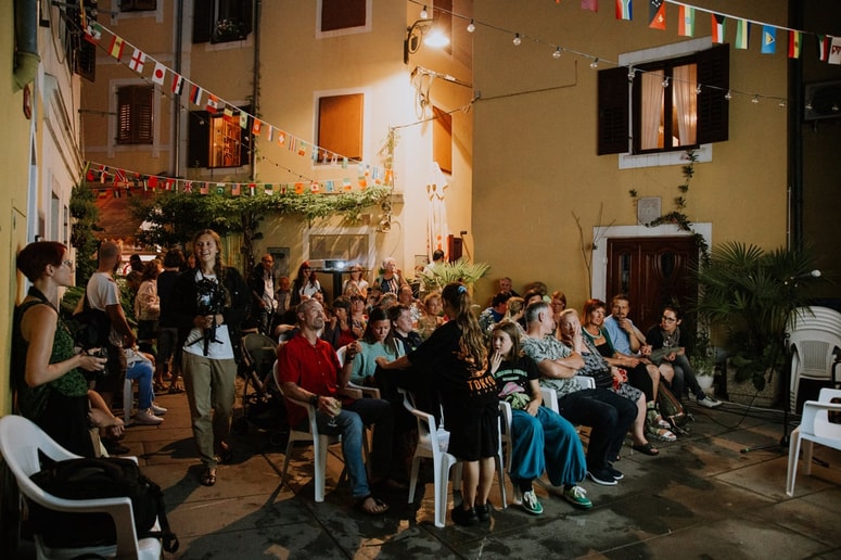 Festival Kino Otok poteka v idiličnem zgodnjepoletnem vzdušju ob slovenski obali. 