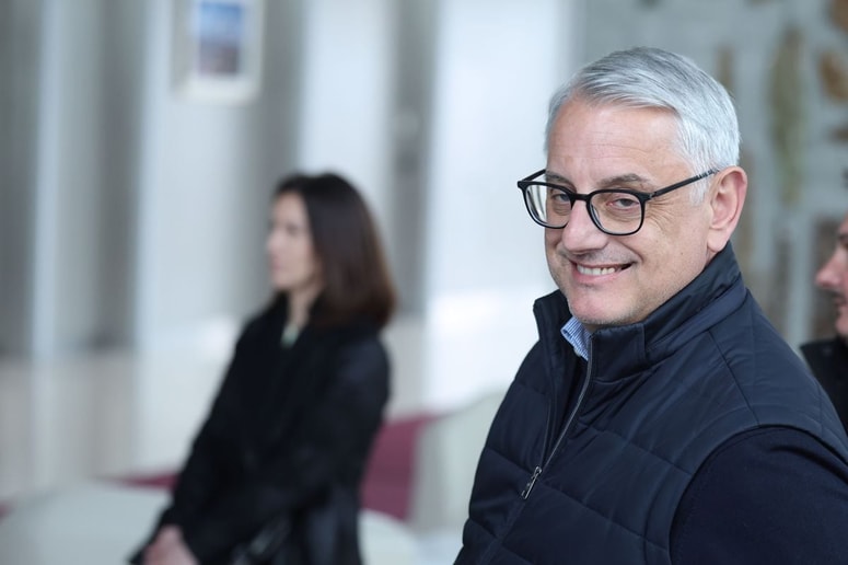Matjaž Han, ponosni dedek, te dni kar žari od sreče, kljub dogajanju na političnem parketu. 