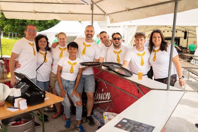 Občina je za veselico moči združila s člani NK Kungota, ki so ob obeležitvi okroglih 50 let kluba žoge zamenjali za pladnje.