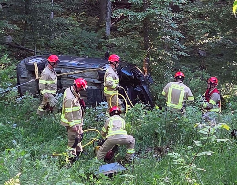 Gasilci PGD Bohinjska Bistrica so zavarovali kraj dogodka, stabilizirali vozilo, odklopili akumulator, preprečili iztekanje nevarnih tekočin, nevtralizirali že razlite snovi ter s tehničnim posegom vozilo izvlekli iz globeli.