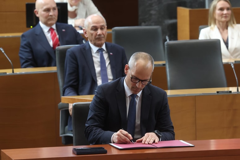 Tadej Ostrc med prisego ministrskega zbora.