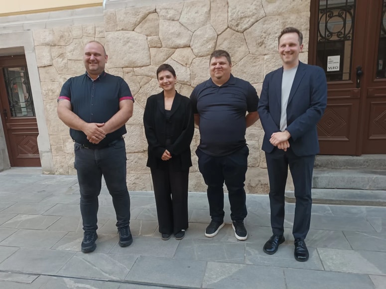 Sašo Farčnik, svetnik Stranke za delovna mesta, in Vasja Krenker, podpredsednik stranke, sta župana Celja Matijo Kovača nagovorila, naj kandidira za predsednika stranke, ki je pred časom izgubila predsednika. 