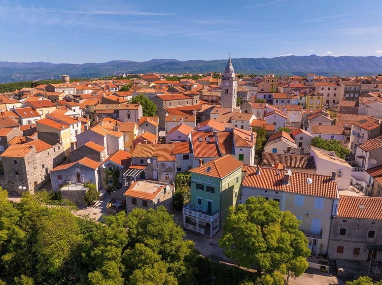  

Prvi primer davčne utaje sega v leto 2019 in vključuje prodajo dveh apartmajev na otoku Krk. Fotografija je simbolična. 