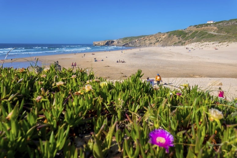 Praia de Monte Clerigo. Portugalska lepotica v zadnjih letih privablja predvsem obiskovalce, ki se želijo izogniti množičnemu turizmu in uživati v miru.