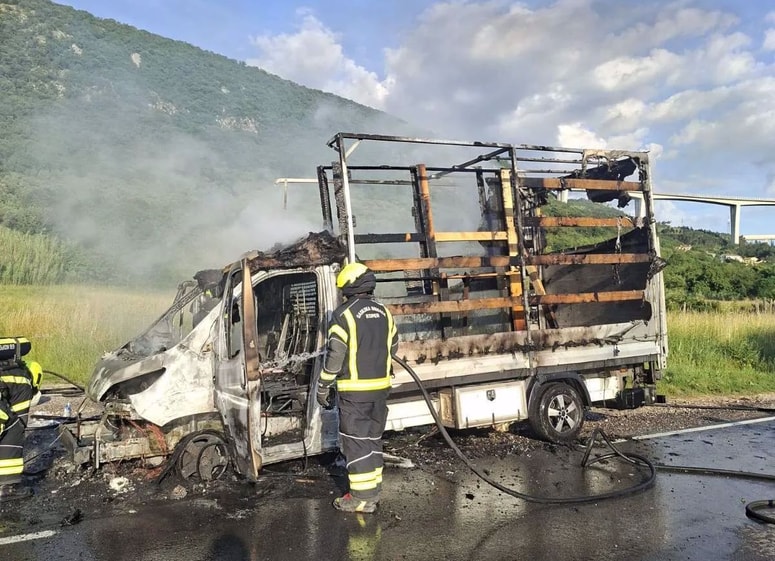 Plameni so Med Črnim Kalom in Ospom popolnoma uničili tovornjak, kose stekla na kesonu in vso voznikovo osebno lastnino.