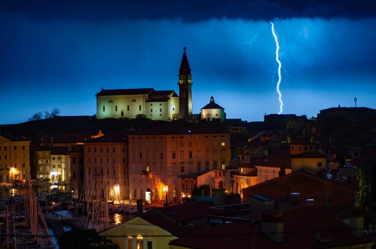 Glavna fotografija članka:Naj vas poletna nevihta ne ujame nepripravljenih: Kaj morate narediti, da zavarujete svoje elektronske naprave?