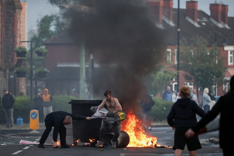 Glavna fotografija članka:(FOTO in VIDEO) Belfast v plamenih: Napad z nožem sprožil val nasilja in iskanje krivcev