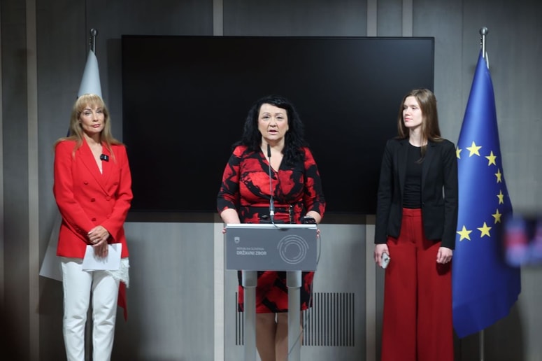 Predlog so predstavile poslanke Meira Hot, Tina Brecelj in Lucija Tacer