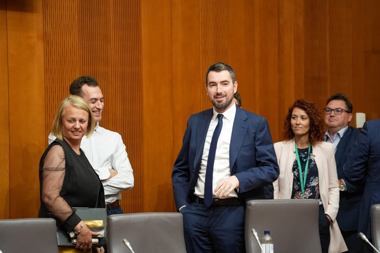 Volivci lahko od danes oddajo podpis v podporo zahtevi za razpis zakonodajnega referenduma o noveli zakona o parlamentarni preiskavi. Pobudniki referenduma bodo lahko 40.000 podpisov zbirali do 14. julija.