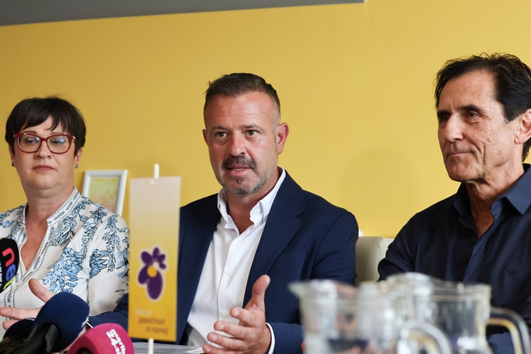 Županski kandidat LPR Matej Vodopivec, levo mestna svetnica Lidija Divjak Mirnik, desno predsednik LPR in mestni svetnik Stojan Auer