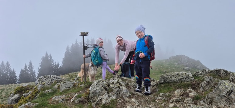 Pri otrocih je zelo v redu, da že od majhnega nosijo svoj nahrbtnik, pa če je v njem samo kakšna igrača. Meta in Nace imata zdaj s seboj že pomembnejšo opremo.