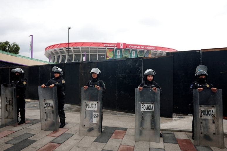Pred stadionom Azteca so že pred prvenstvom postavljeni policijski koridorji.