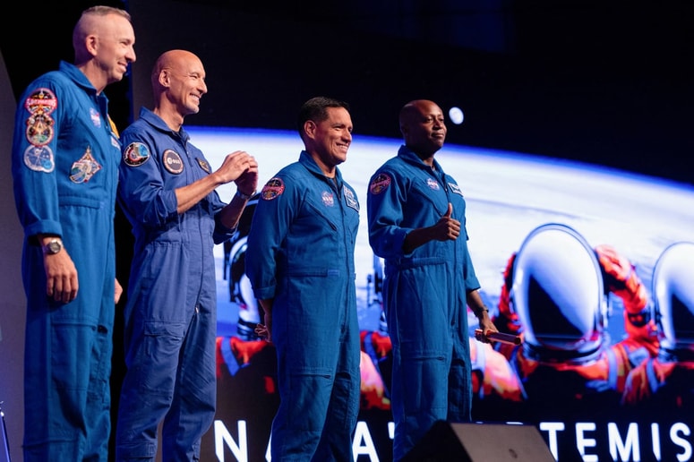 Posadko sestavljajo poveljnik Randy Bresnik, pilot Luca Parmitano ter strokovnjaka misije Andre Douglas in Frank Rubio.
