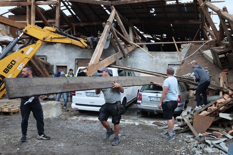 Glavna fotografija članka:(FOTO in VIDEO) Huda ura nad Slovenijo: Na tisoče udarov strel, orkanski veter in toča uničevali vse pred seboj
