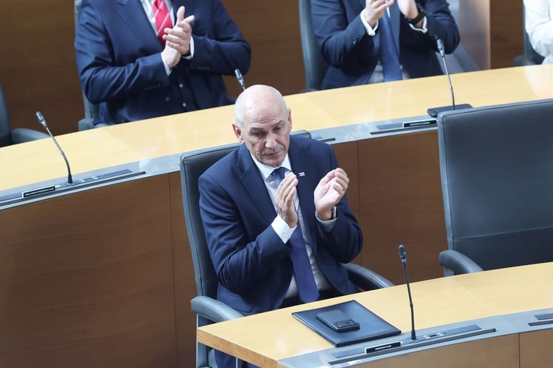 Glavna fotografija članka:(POGLED) Kolumna Vesne V. Godina: Vse je jasno. Janša mora dokončati delo ...