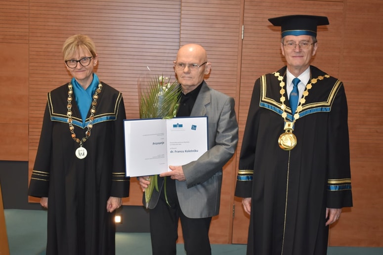 Priznanje za življenjsko delo je prejel dr. Franc Koletnik (v sredini), izročila sta mu ga dr. Polona Tominc in dr. Zdravko Kačič.