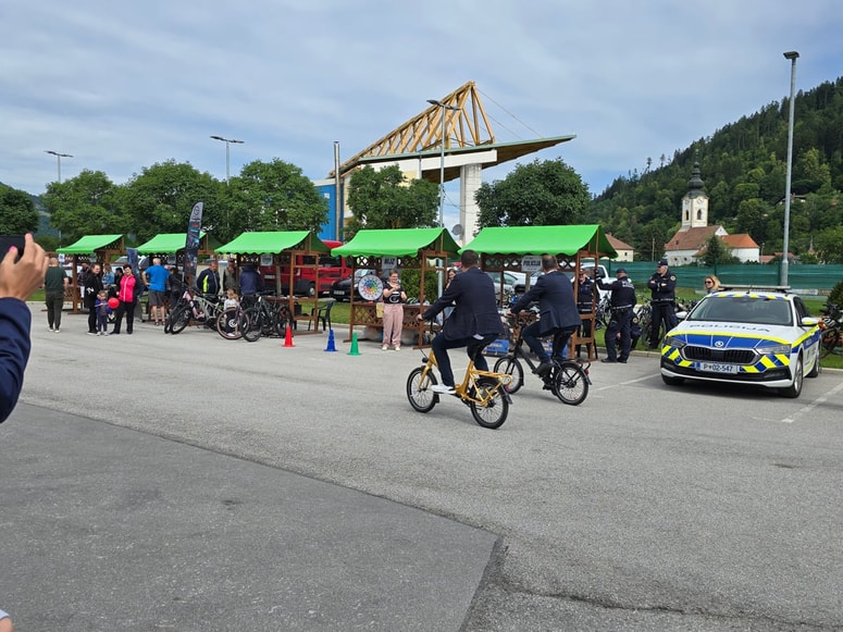 Medtem ko so si nekateri ogledovali nova in rabljena kolesa, so drugi preizkušali spretnostni poligon.