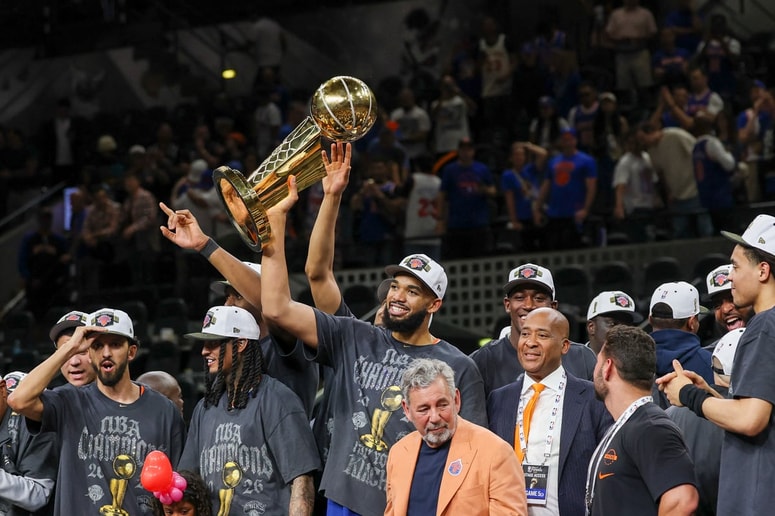 Center New Yorka Karl-Anthony Towns s pokalom