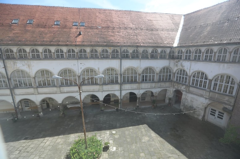 Grad Cmurek, danes Muzej norosti, opomin, da tudi naša družba še zmeraj izključuje ljudi, ki imajo kakšne posebnosti. 