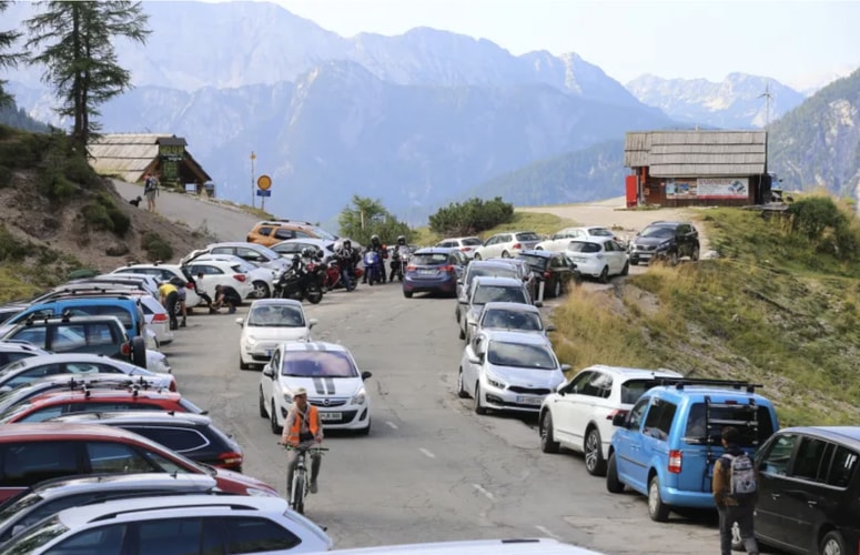 V preteklosti je bilo na Vršiču kaotično zaradi množice obiskovalcev in neurejenih parkirišč, zdaj pa parkirišč sploh ni.