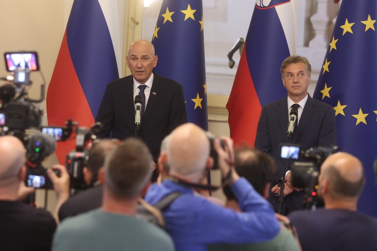 Janez Janša in Robert Golob na primopredaji.
