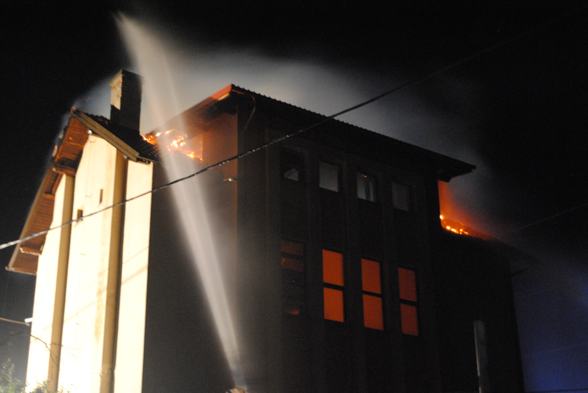 (FOTO) V Ponikvi pri Žalcu zagorel zadružni dom, požarišče še varujejo