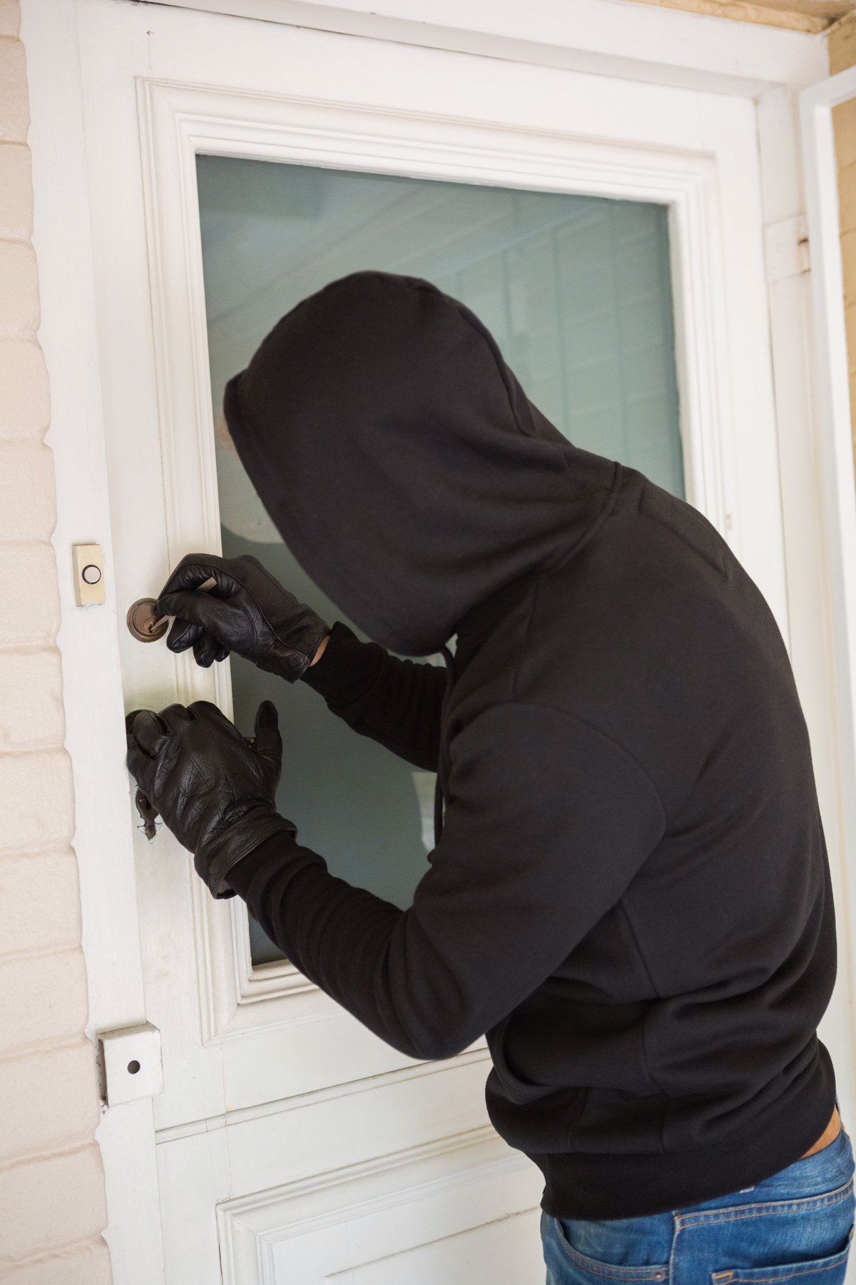 Kronika: vlom v gostinski lokal in stanovanjsko hišo