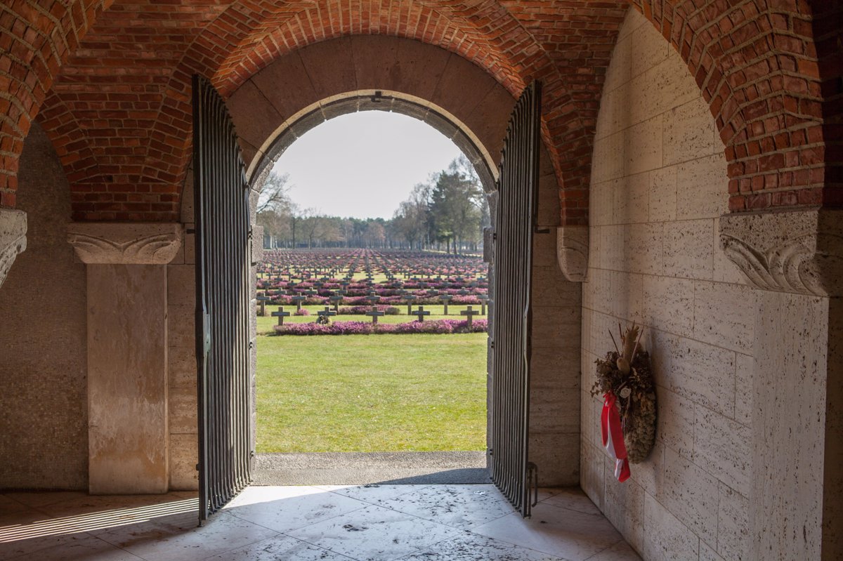 Ko se je župan odpravil zaklenit vrata pokopališča, ga je umoril