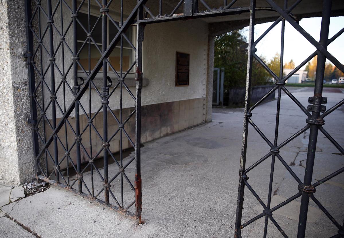Ukradena vrata v koncentracijsko taborišče spet na svojem mestu