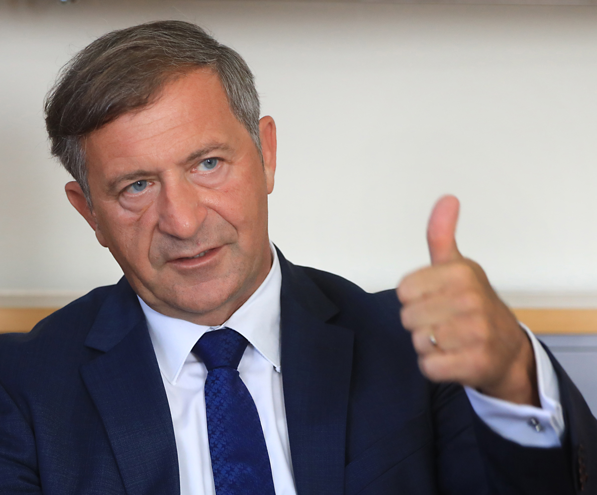 Vlada glede arbitraže išče pravnike za področje EU, v ekipi tudi Pellet