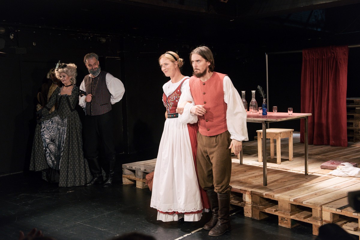 Zavese so se dvignile