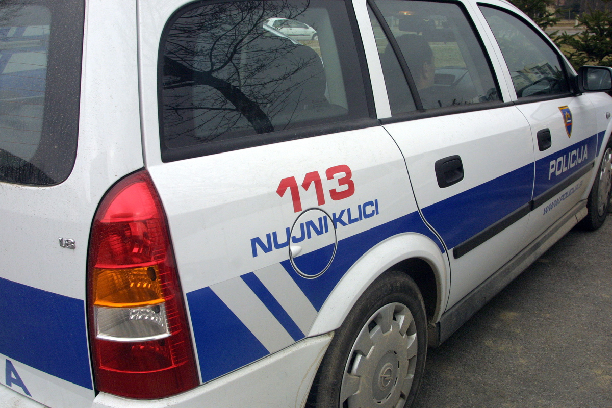 Po obvestilu, da je grozil in streljal, šele specialci obvladali 85-letnega moškega
