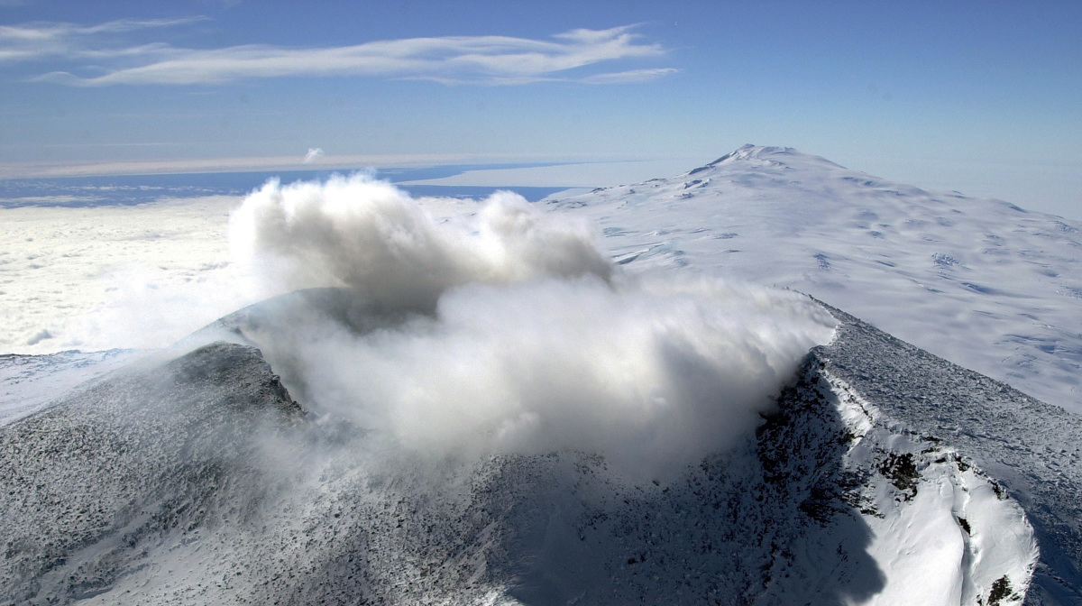 Ognjeniki pod Antarktiko: Tanjšanje ledu bi lahko sprožilo izbruhe