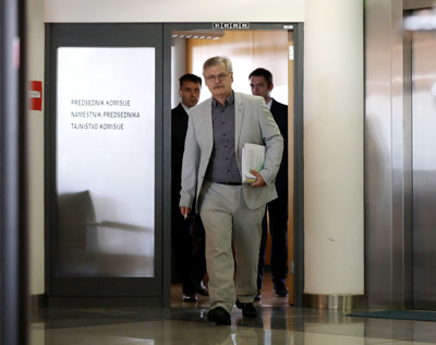 Pravnomočna sodba: Štefanec neupravičeno vsem gledal pod prste