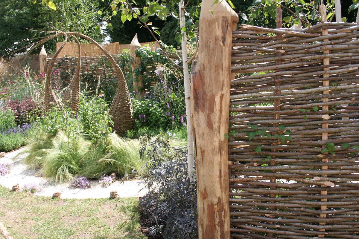 Ne veste, kam z vejami? Spletite si naravno ograjo!