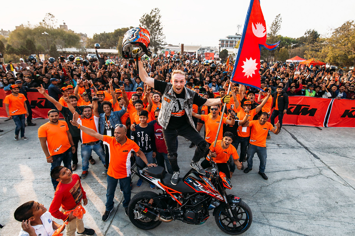 (VIDEO) Bo Bagorošev šov z motorjem na vrhu sveta dovolj za Guinnessovo knjigo rekordov? 
