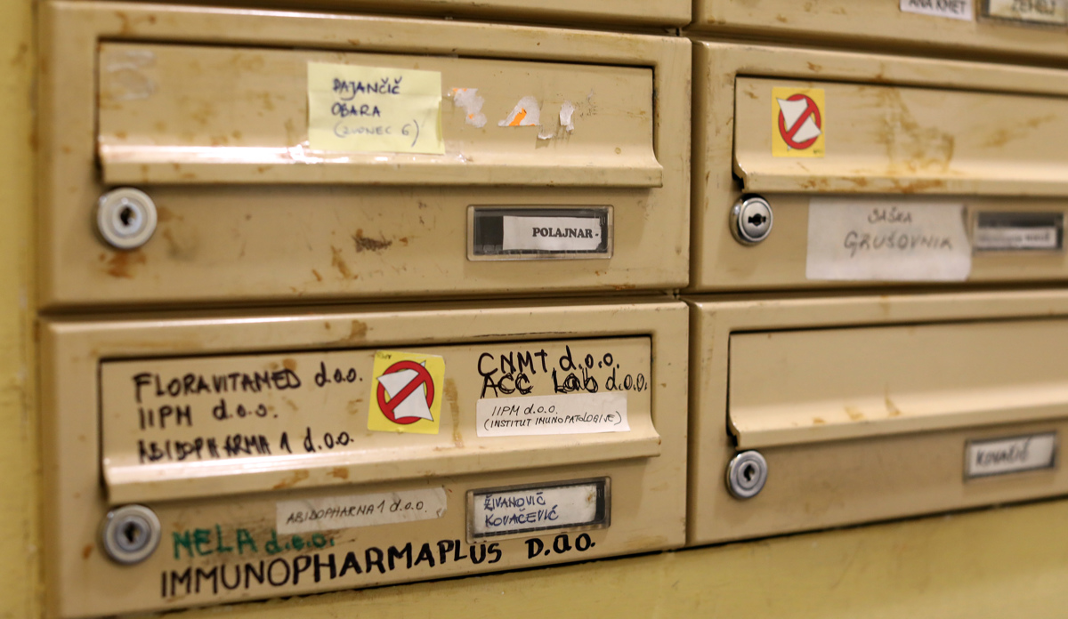 Lekarniški posli: Denar, poznanstva in poštni nabiralniki